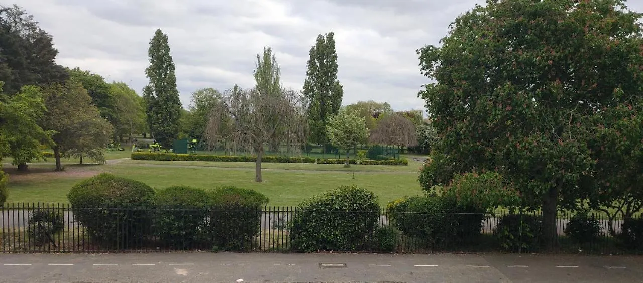 Jewel Of Barking London Villa Holiday home Barking (Greater London)